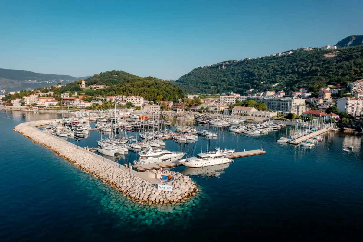 Piso en Herceg-Novi, Montenegro, 79 m² - imagen 1