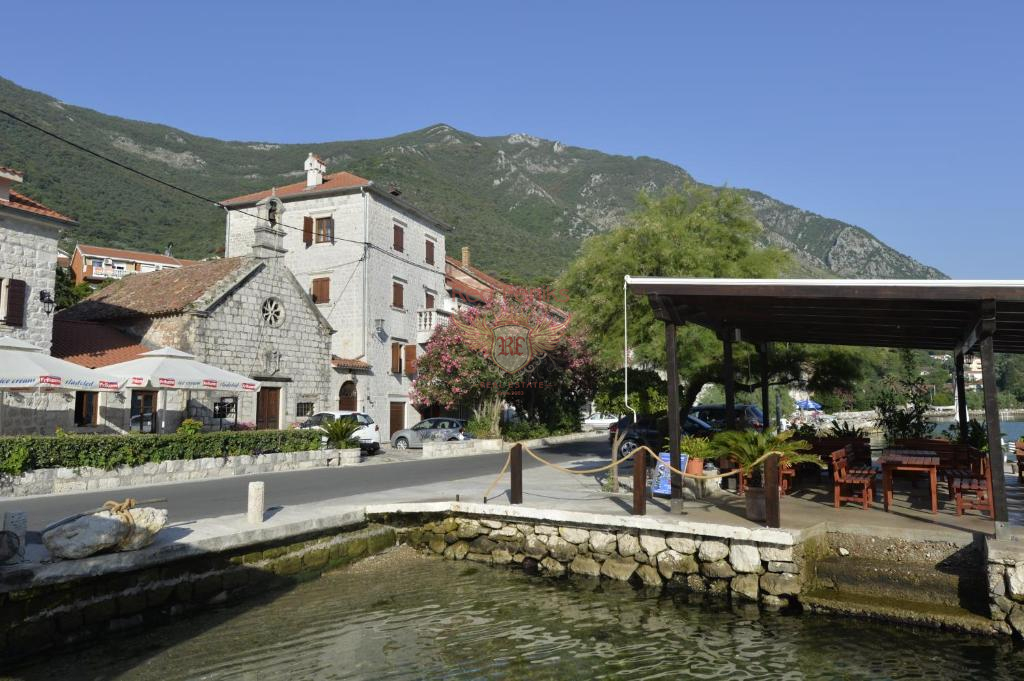 Casa en Kotor, Montenegro, 250 m² - imagen 1