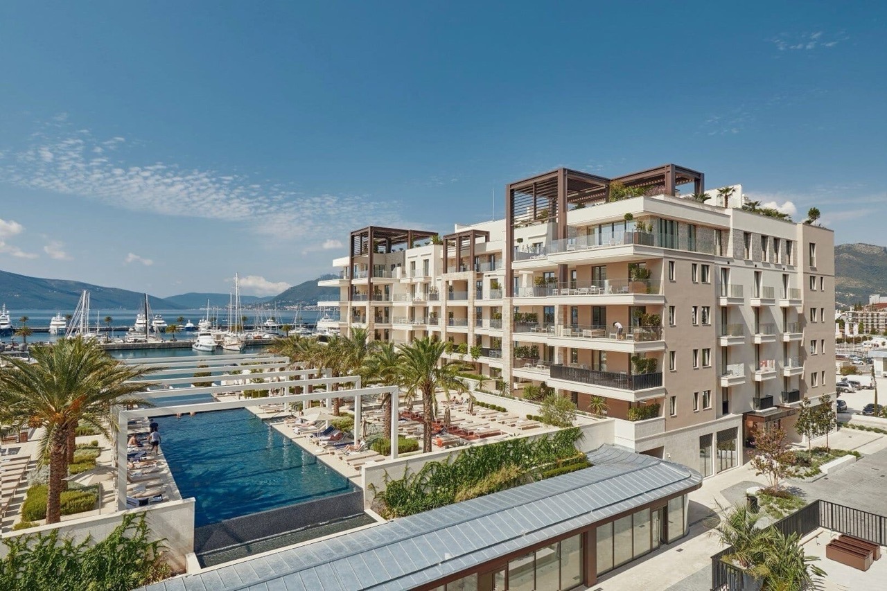 Piso en Tivat, Montenegro, 193 m² - imagen 1