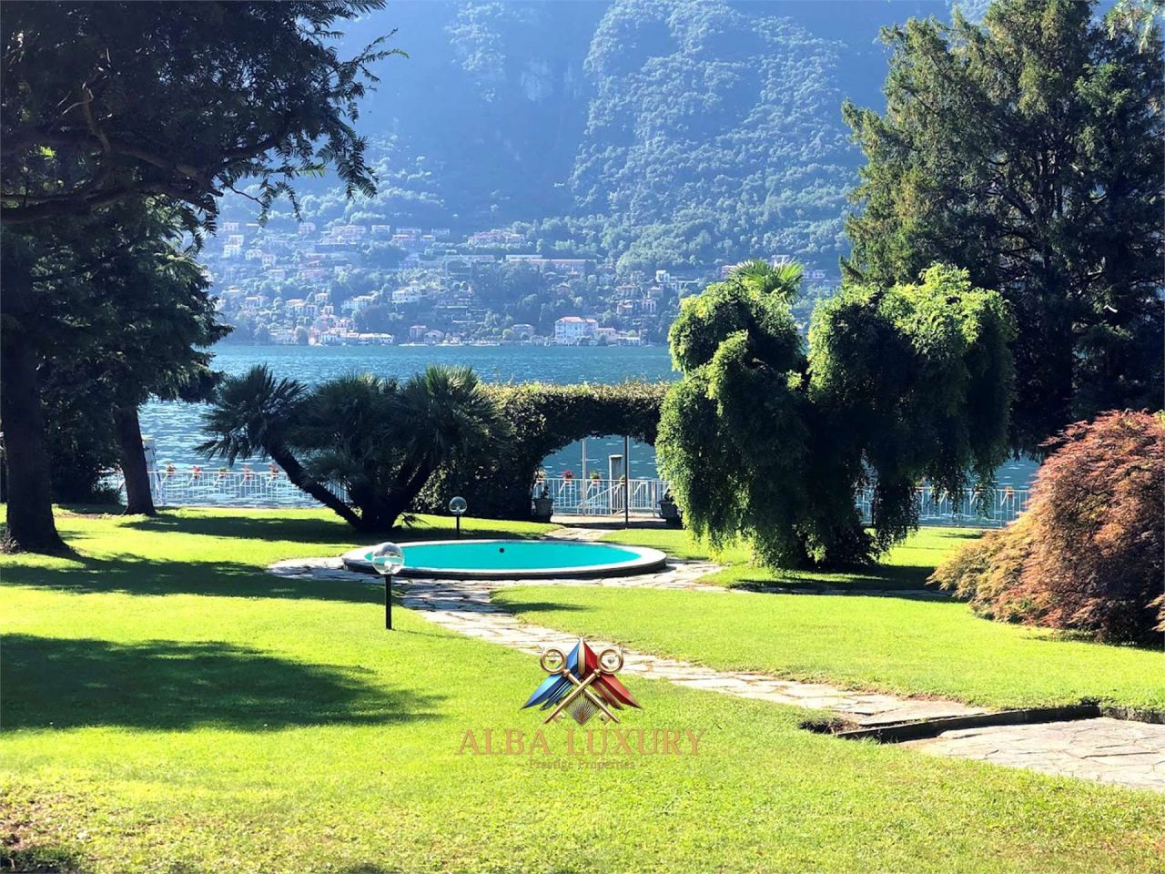 Villa à Faggeto Lario, Italie, 700 m² - image 1