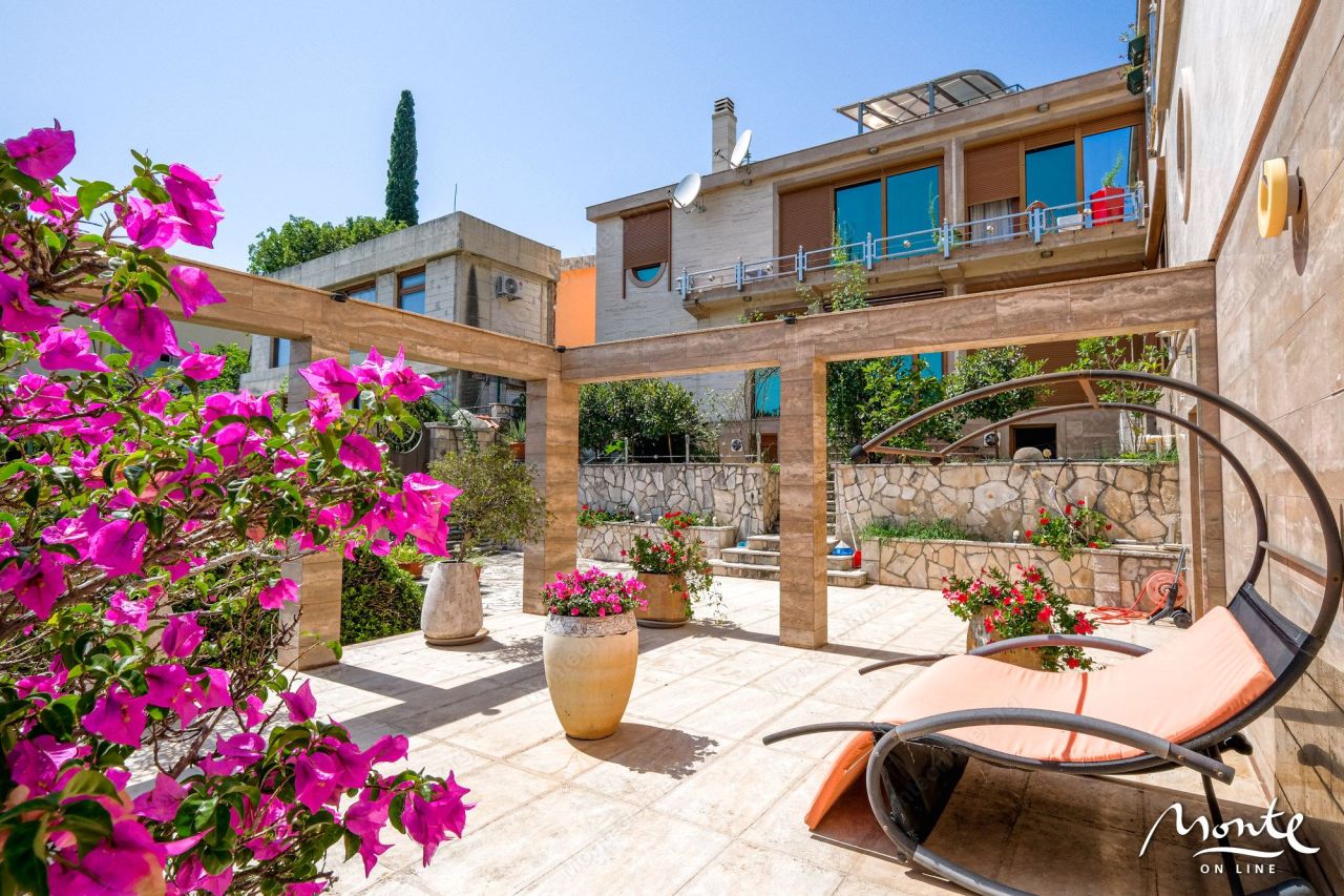Villa en Becici, Montenegro, 430 m² - imagen 1