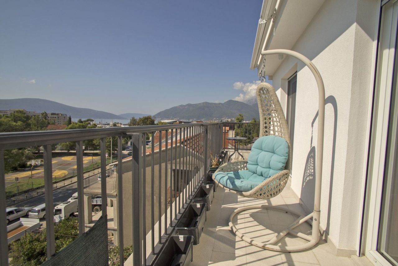 Appartement à Tivat, Monténégro, 64 m² - image 1