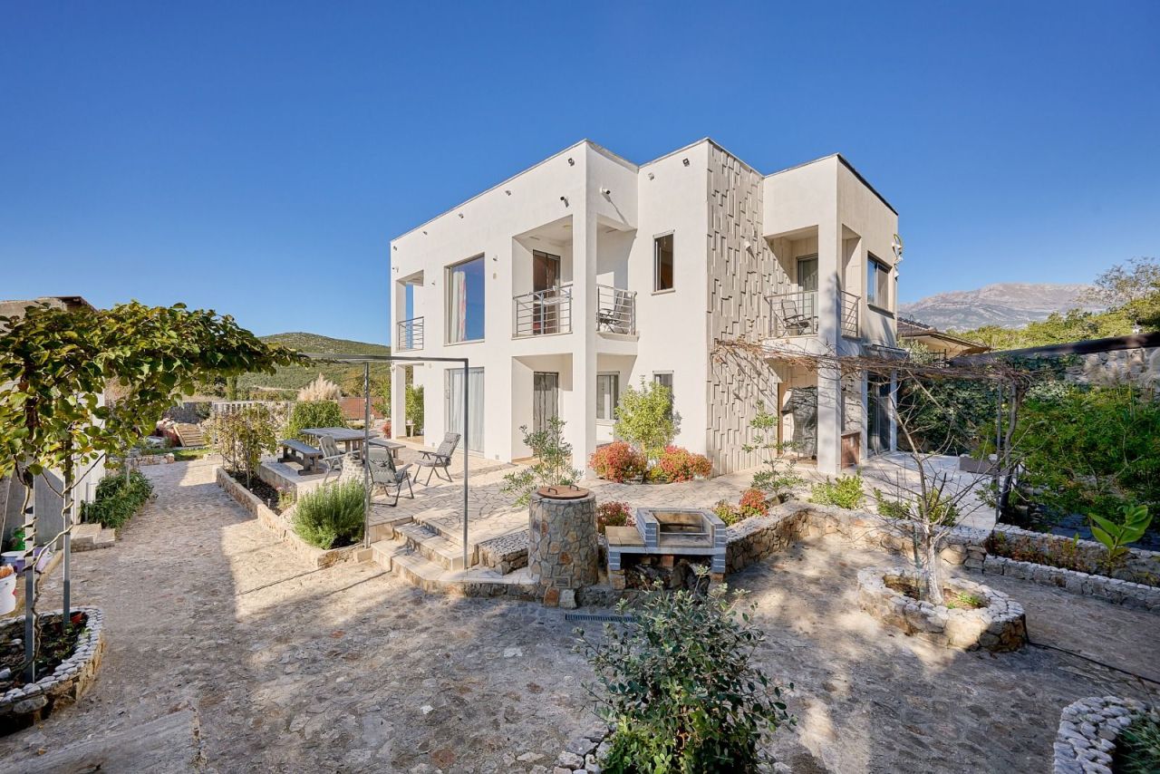 Villa en Krimovica, Montenegro, 200 m² - imagen 1