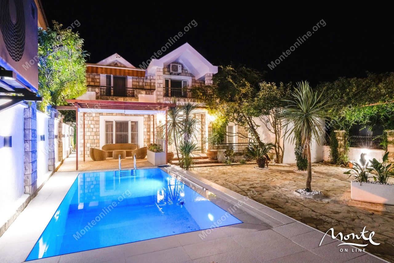 Villa in Tivat, Montenegro, 198 m² - Foto 1