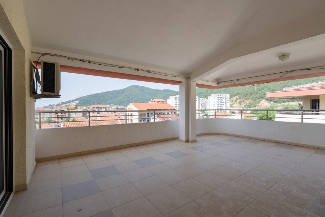 Apartamento en Budva, Montenegro, 222 m² - imagen 1