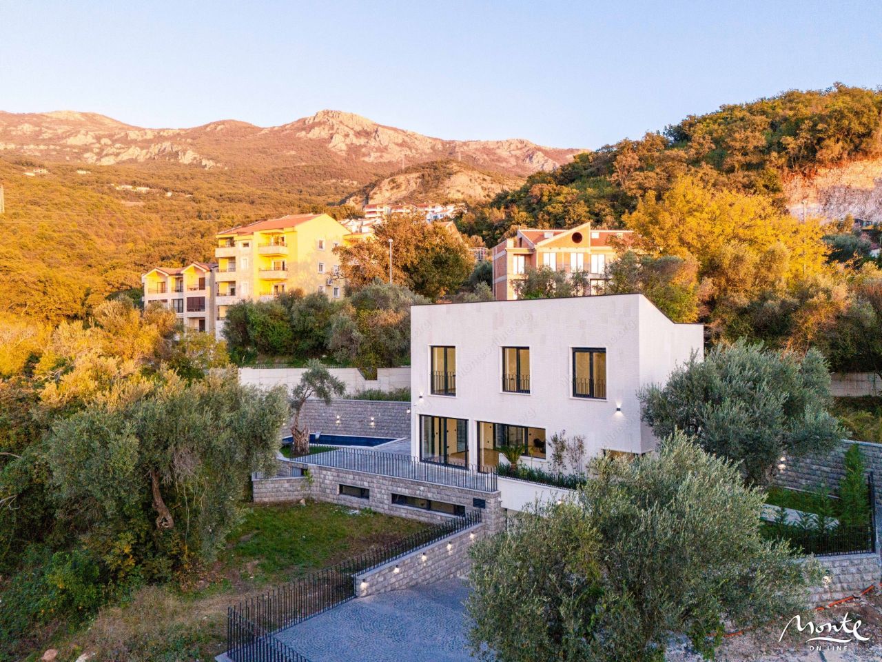 Villa en Przno, Montenegro, 240 m² - imagen 1