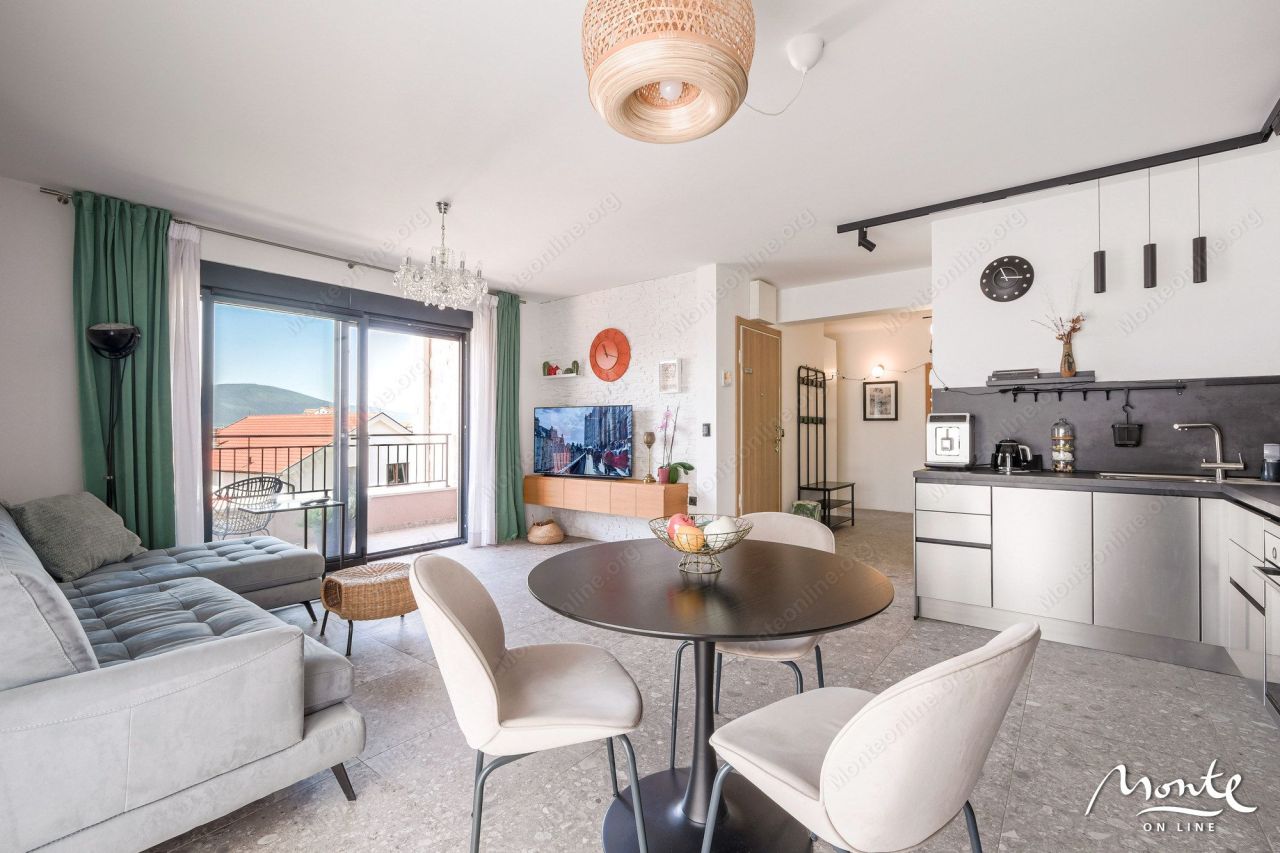 Appartement à Tivat, Monténégro, 77 m² - image 1