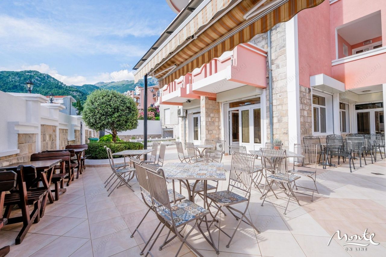 Hotel en Budva, Montenegro, 1 256 m² - imagen 1