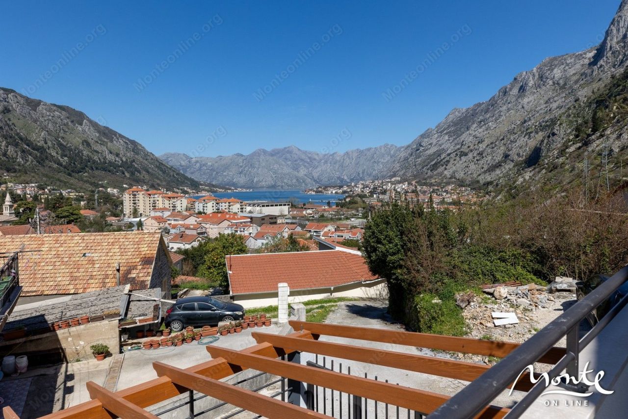 Villa à Kotor, Monténégro, 160 m² - image 1