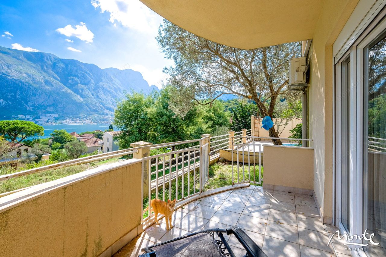 Apartment in Prcanj, Montenegro, 77 m² - picture 1