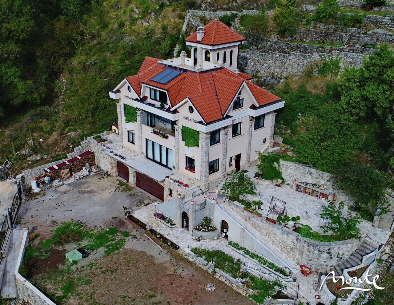 Villa in Sveti Stefan, Montenegro, 392 m² - picture 1