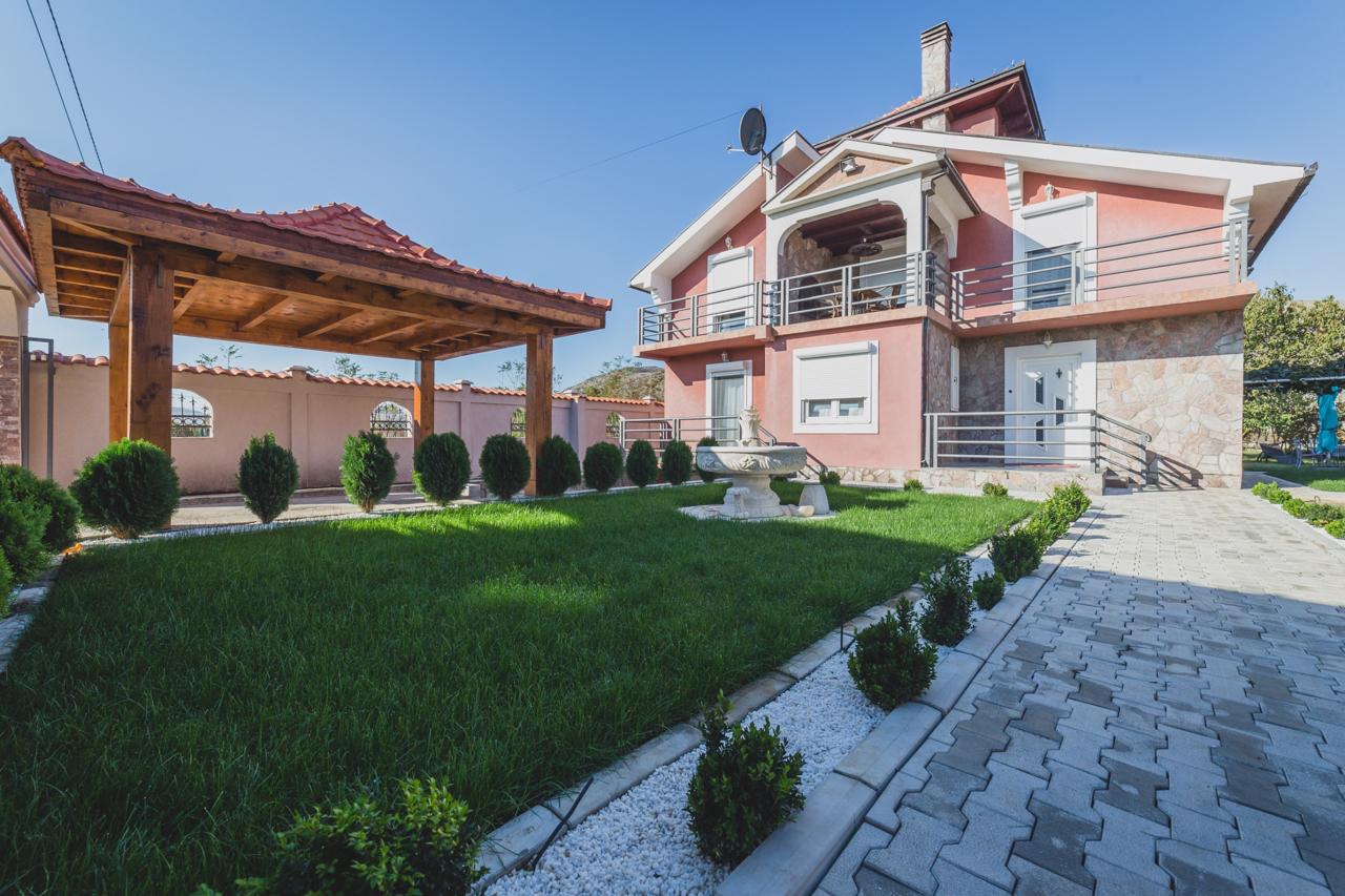 Villa en Podgorica, Montenegro, 200 m² - imagen 1