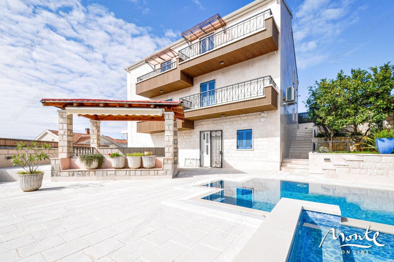 Villa en Tivat, Montenegro, 240 m² - imagen 1