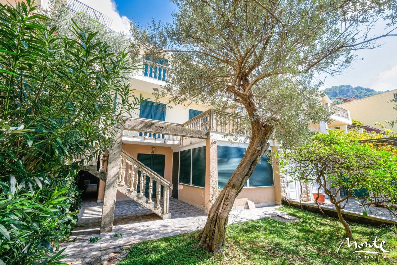 Villa in Sveti Stefan, Montenegro, 197 m² - Foto 1
