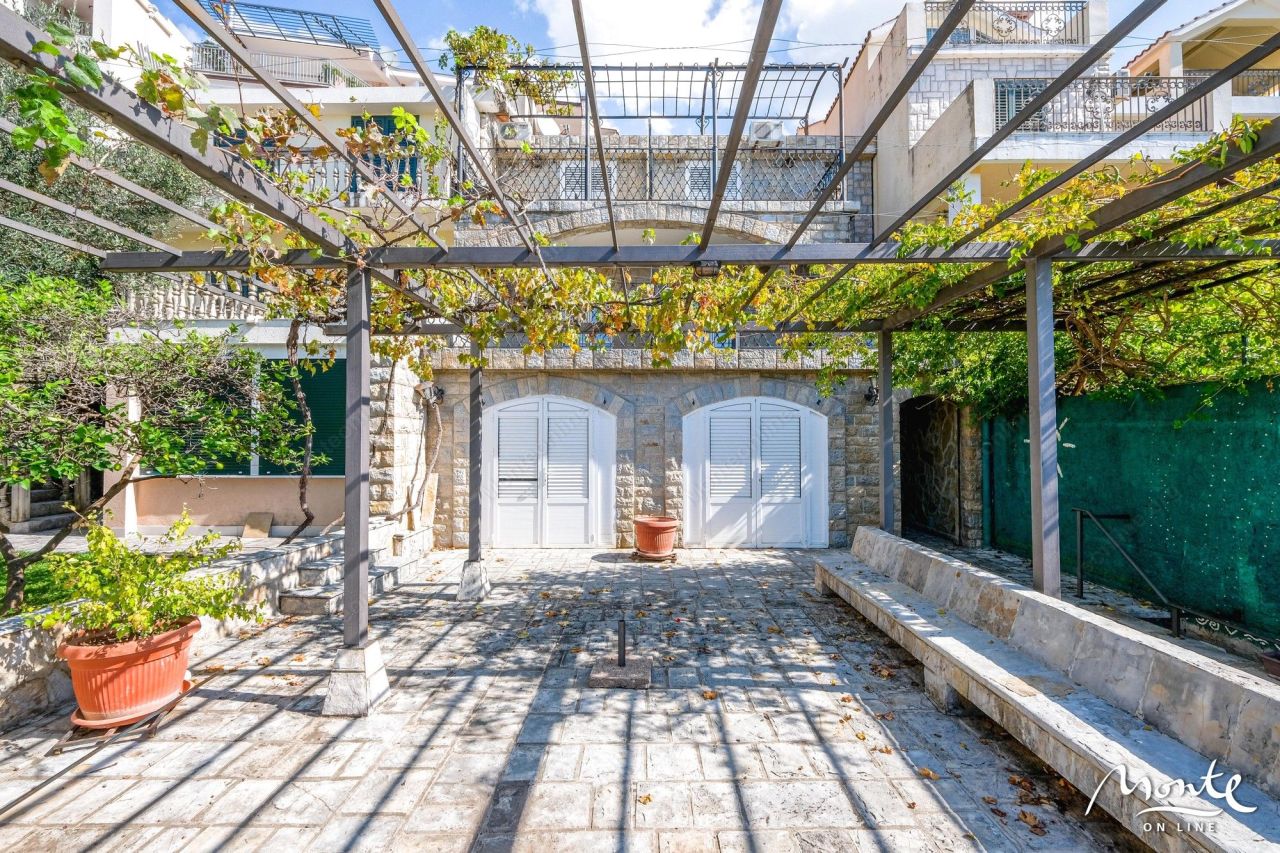 Villa in Sveti Stefan, Montenegro, 375 m² - picture 3