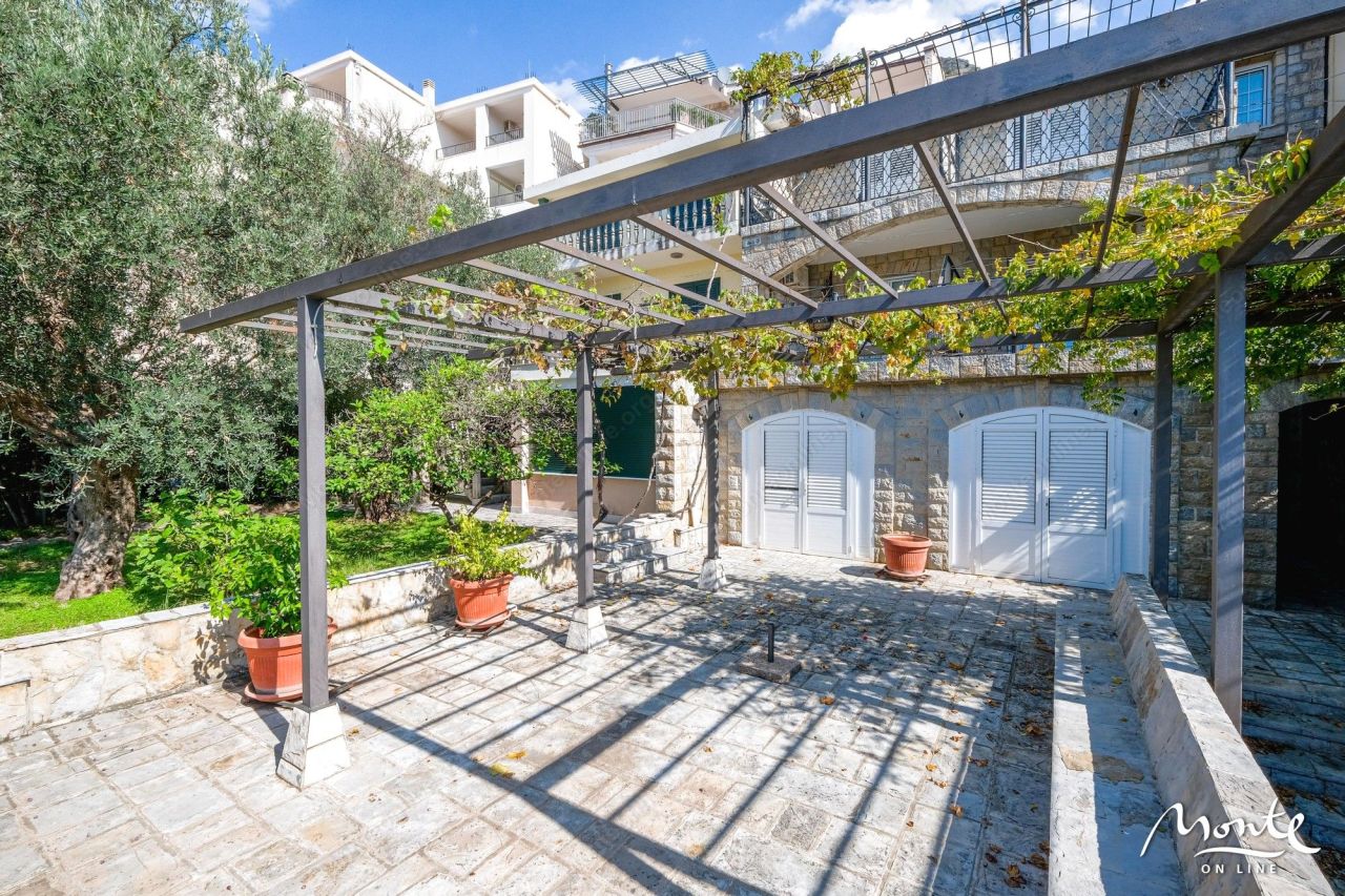 Villa in Sveti Stefan, Montenegro, 375 m² - picture 4