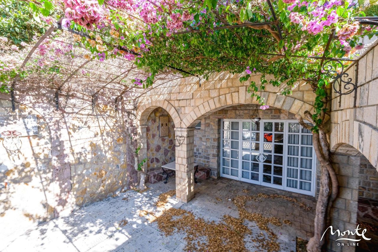 Villa in Sveti Stefan, Montenegro, 375 m² - picture 16