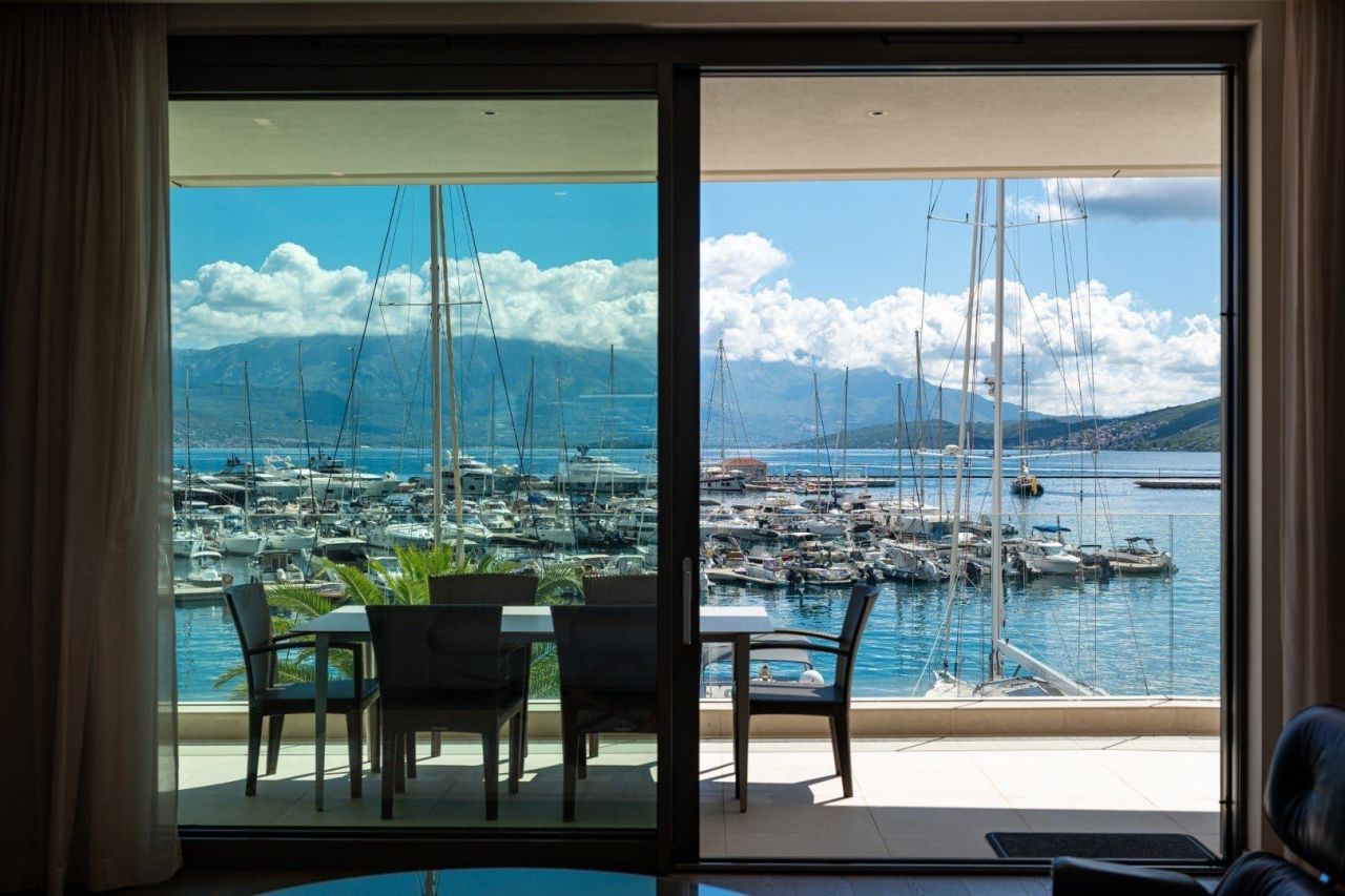 Apartment in Herceg-Novi, Montenegro, 160 m² - picture 1