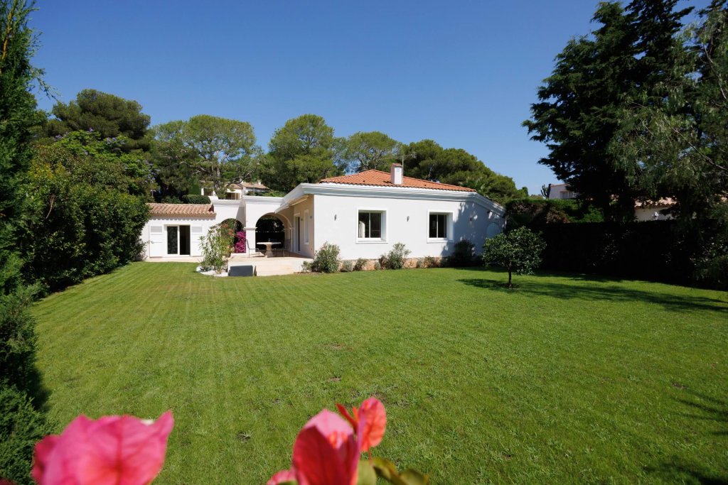 Villa in Saint-Jean-Cap-Ferrat, France, 104 m² - picture 1