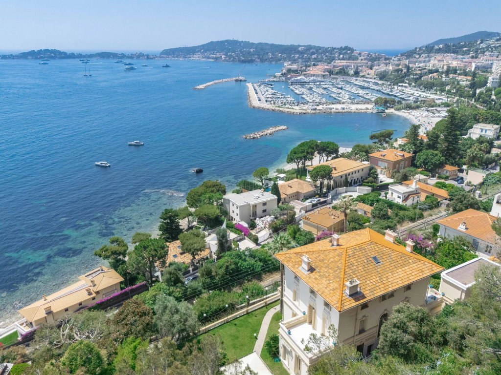 Villa in Beaulieu-sur-Mer, France, 527 m² - picture 1