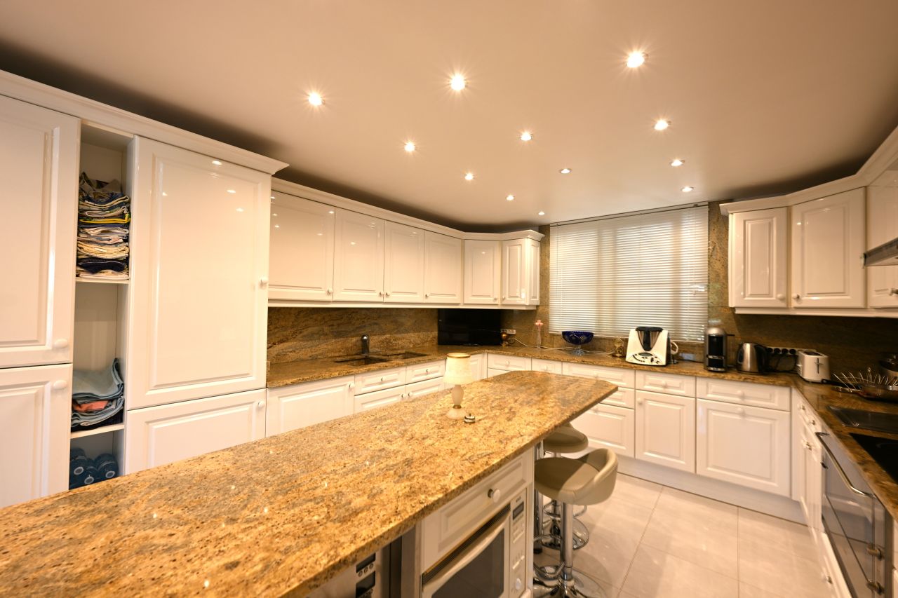 Flat in Beaulieu-sur-Mer, France, 158 m² - picture 11