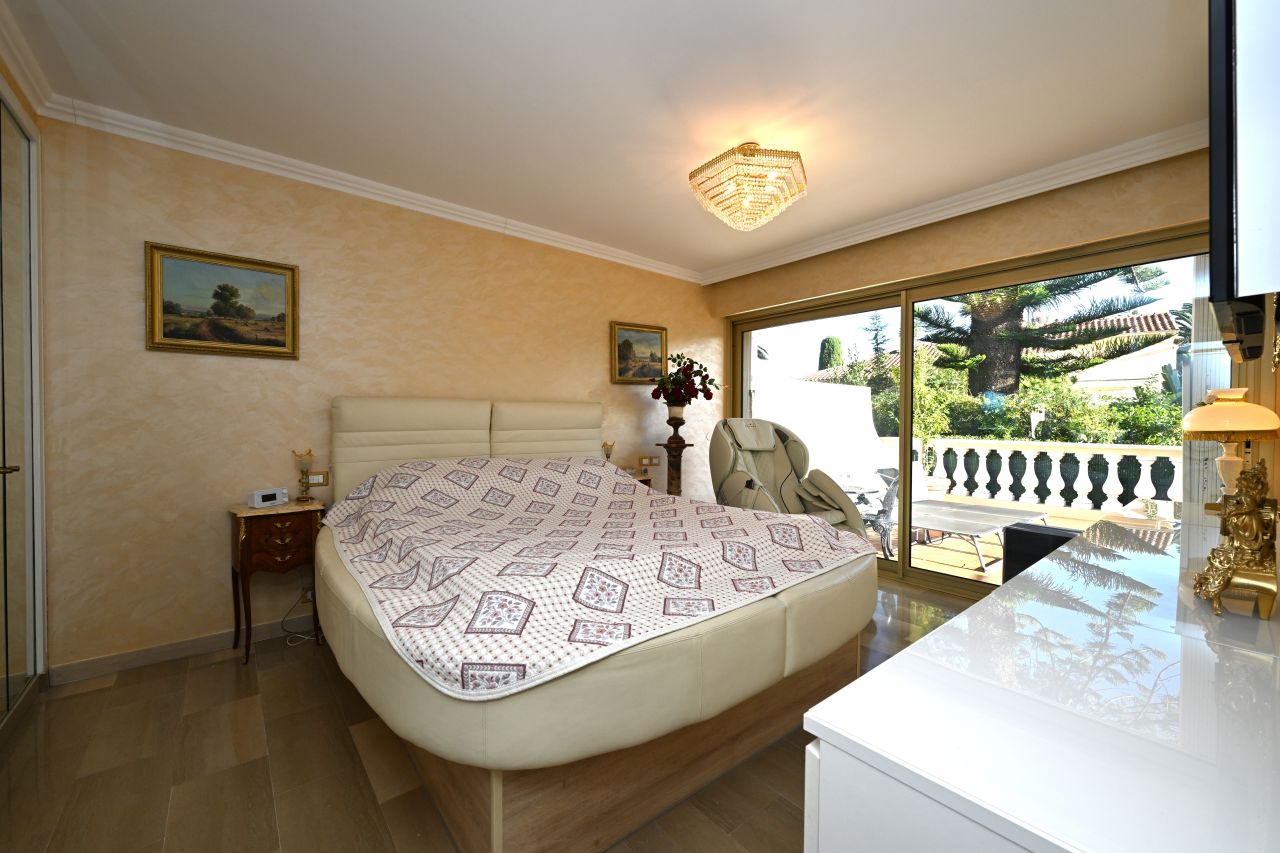 Flat in Beaulieu-sur-Mer, France, 158 m² - picture 14
