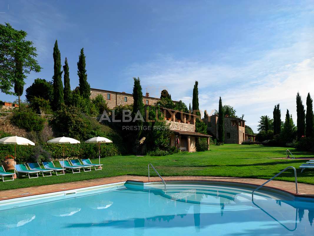 Villa à Asciano, Italie, 2 650 m² - image 1