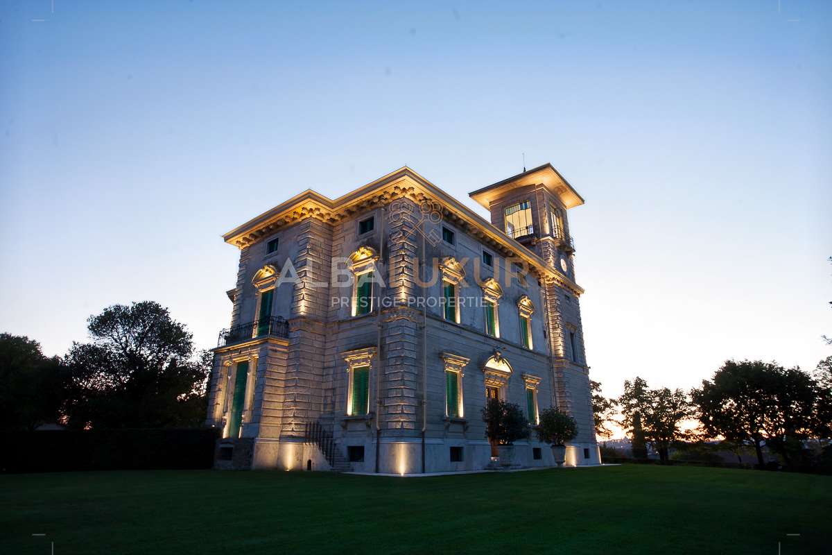 Villa in Foiano della Chiana, Italy, 1 200 m² - picture 1