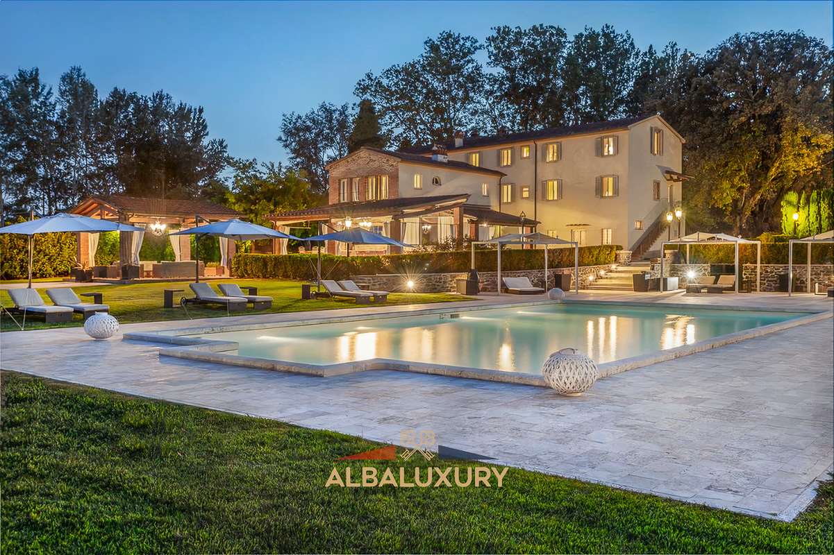 Villa Via Milano, Italy, 2 100 m² - picture 1