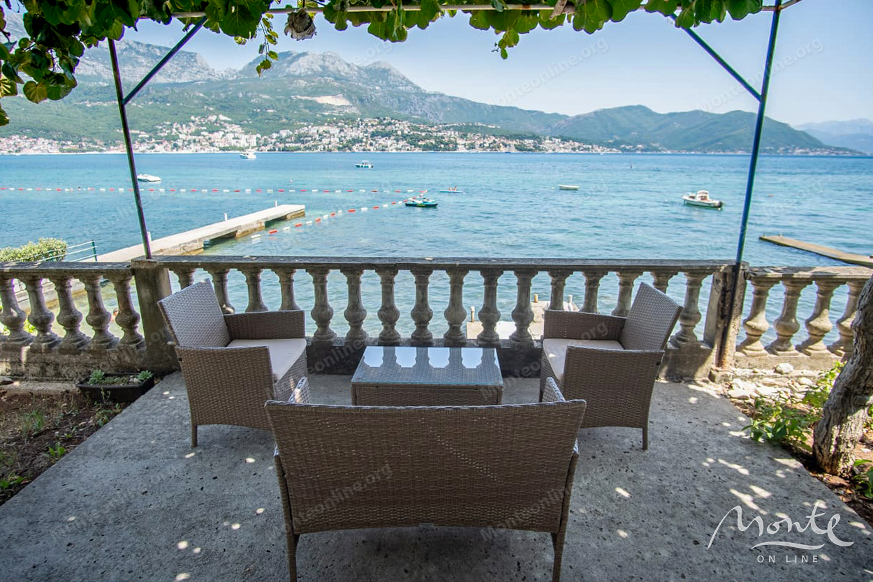 Villa in Njivice, Montenegro, 120 m² - Foto 1