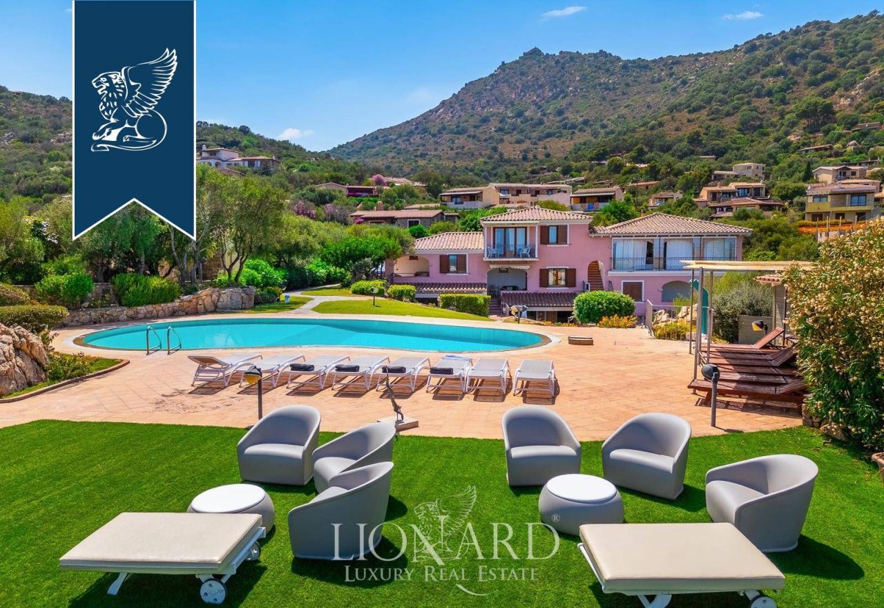 Villa en San Teodoro, Italia, 2 000 m² - imagen 1