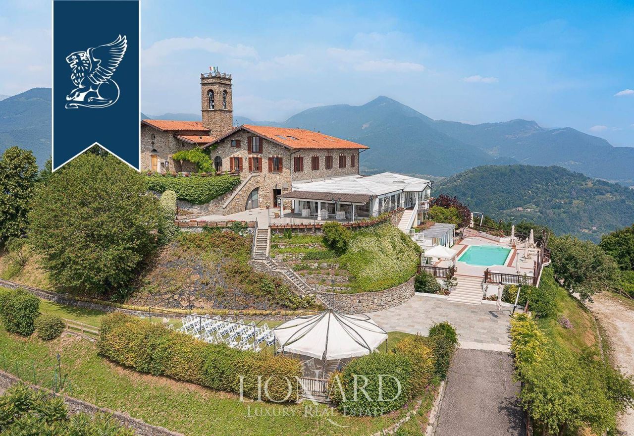 Villa en Bérgamo, Italia, 900 m² - imagen 1