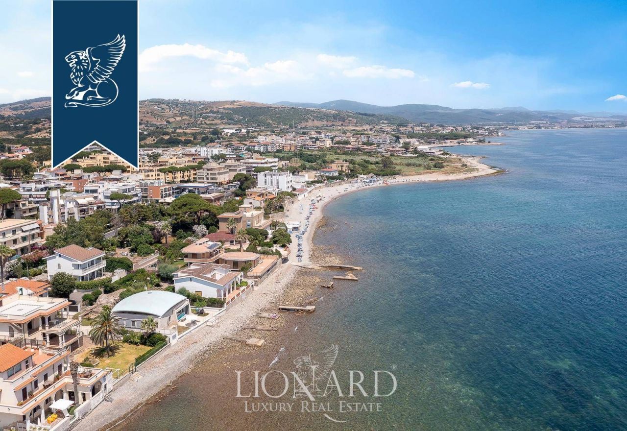 Villa in Santa Marinella, Italy, 158 m² - picture 2