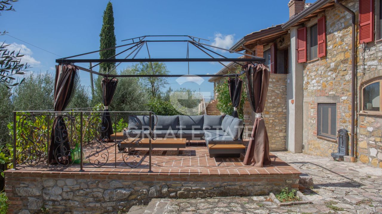 Maison à Corciano, Italie, 418.8 m² - image 1