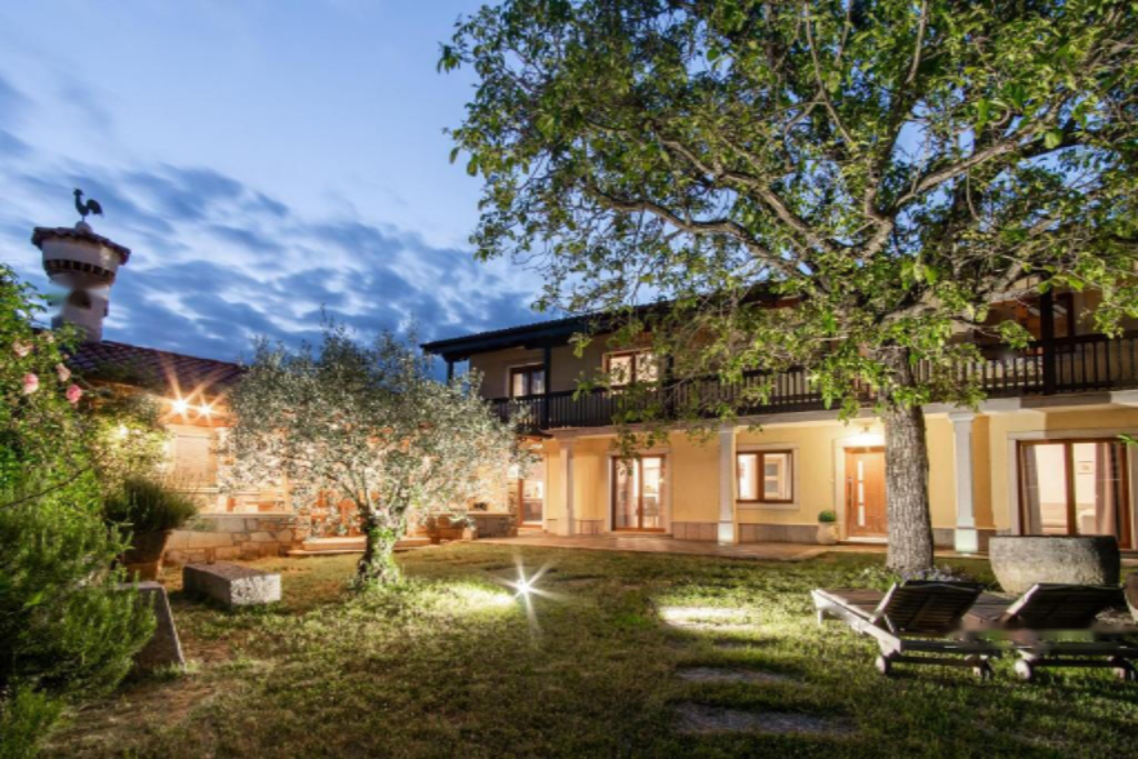 House in Komen, Slovenia, 340 m² - picture 1
