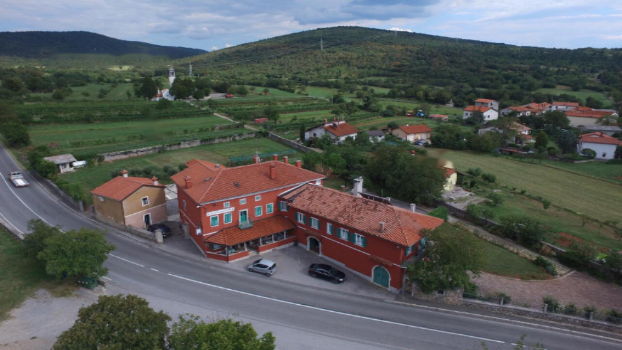 House in Sezana, Slovenia, 1 500 m² - picture 3