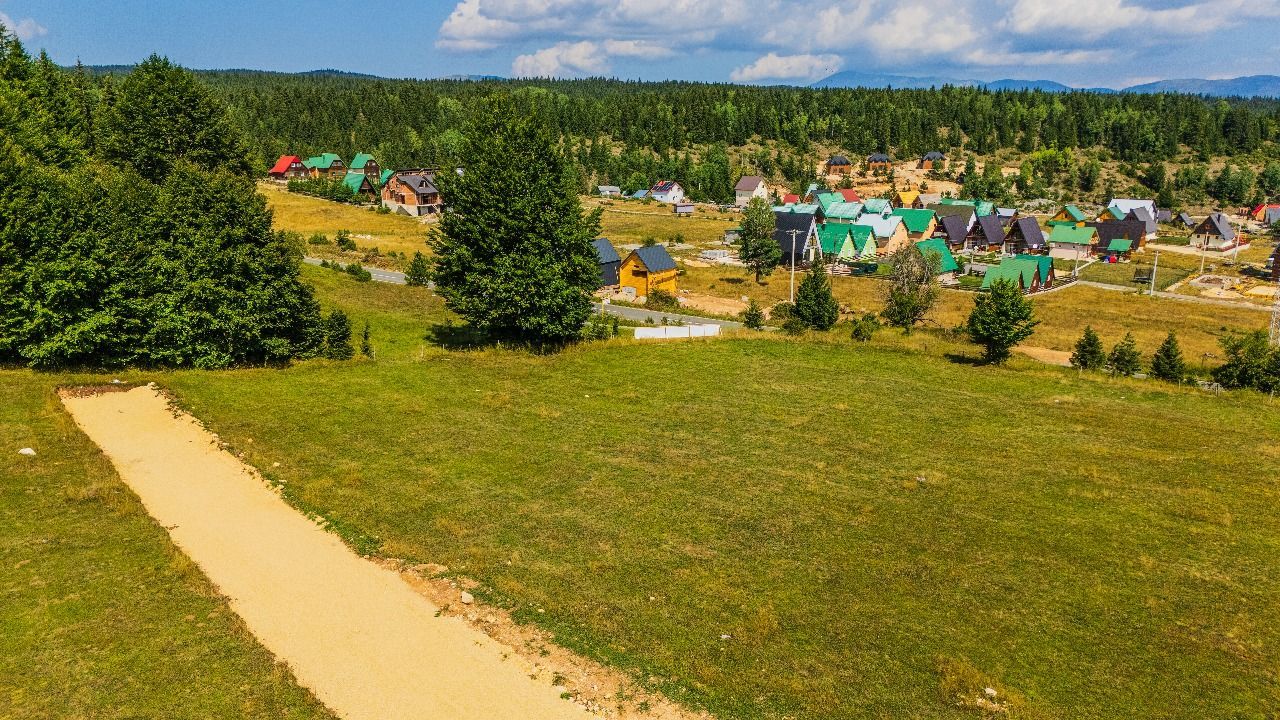 Terrain à Zabljak, Monténégro, 704 m² - image 1