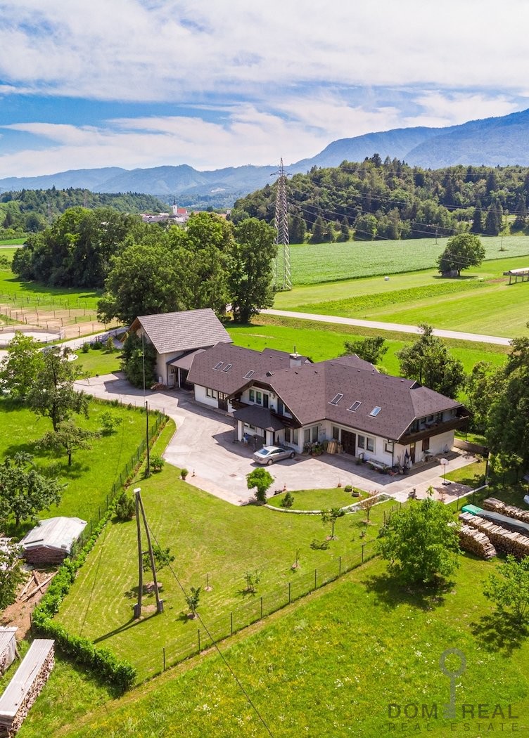 Casa en Radovljica, Eslovenia, 1 094 m² - imagen 1
