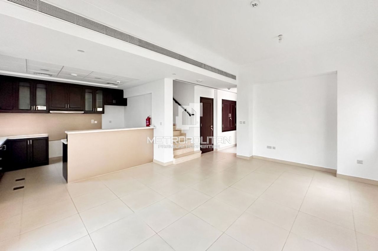 Casa adosada en Dubái, EAU, 254 m² - imagen 2