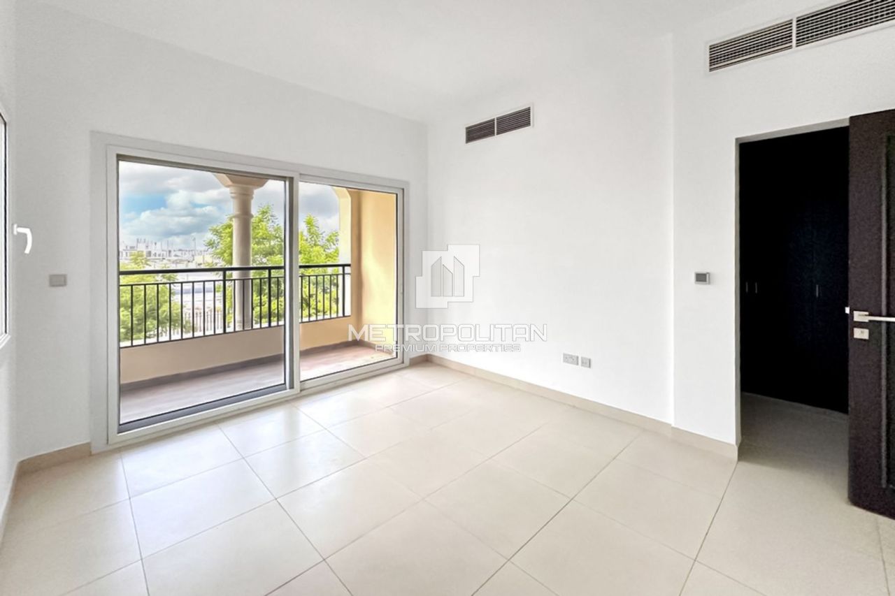 Casa adosada en Dubái, EAU, 254 m² - imagen 8