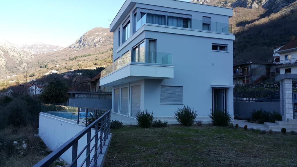 Villa en Risan, Montenegro, 270 m² - imagen 1