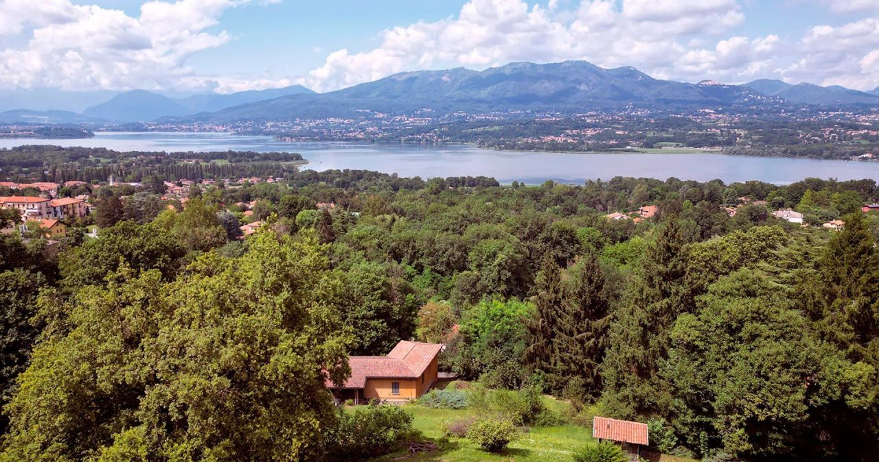 Villa en Varese, Italia, 700 m² - imagen 1