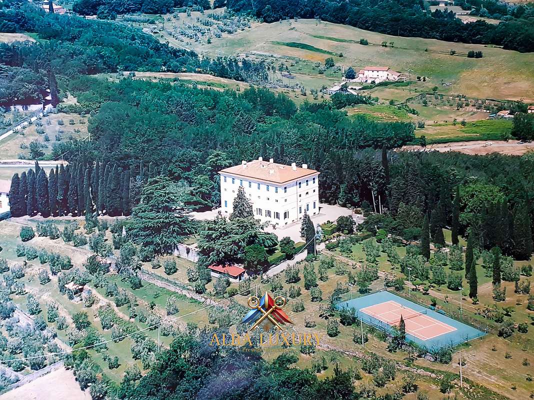 Villa in Pistoia, Italy, 1 500 m² - picture 1