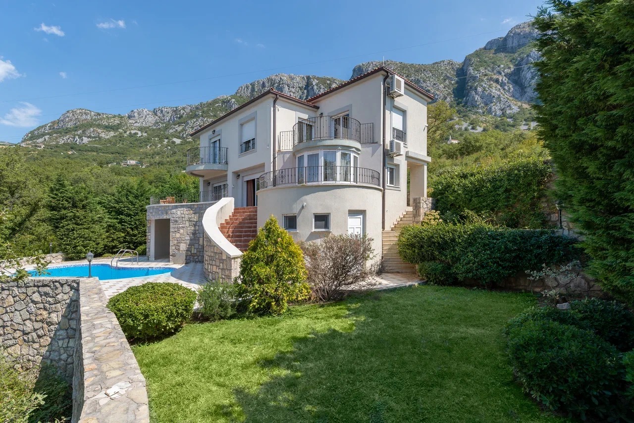 Villa à Rézévici, Monténégro, 414 m² - image 1