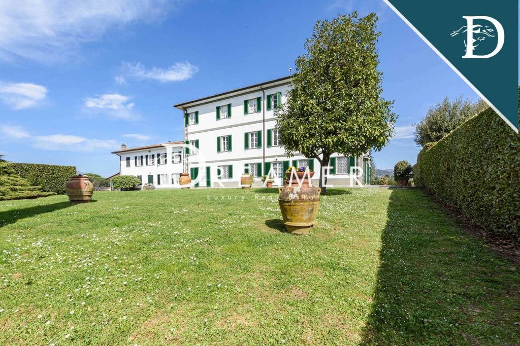Villa in Lucca, Italien, 700 m² - Foto 1