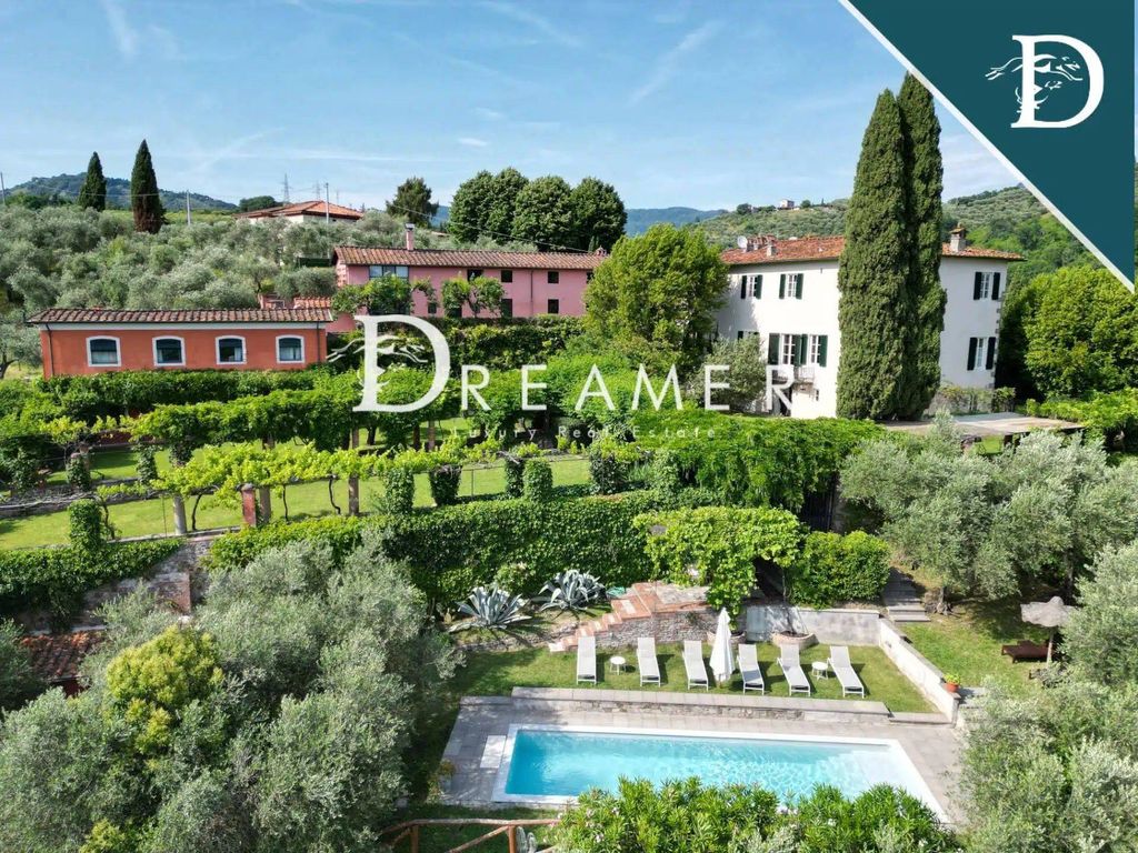 Casa en Lucca, Italia, 875 m² - imagen 1