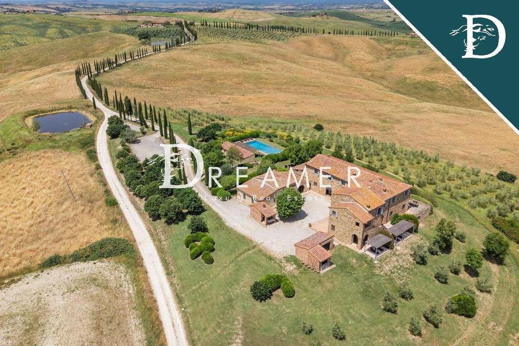 House in Asciano, Italy, 750 m² - picture 1