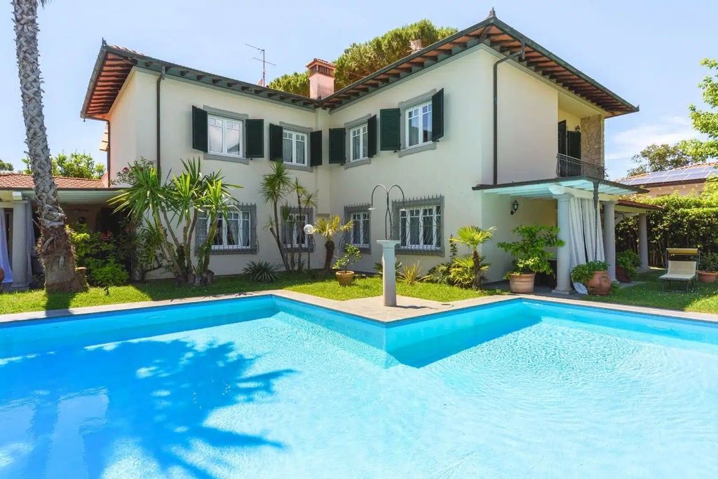 Villa à Forte dei Marmi, Italie, 490 m² - image 1