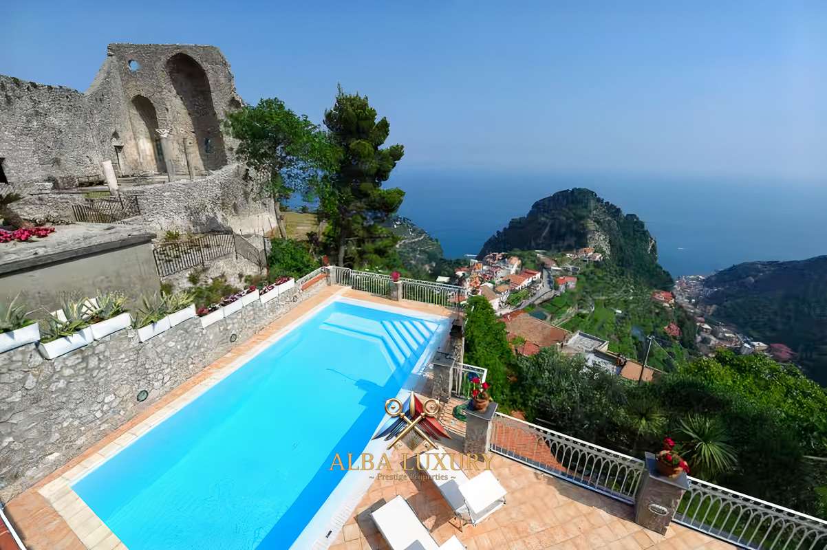 Villa via Sant'Eustacchio, Italy, 300 m² - picture 1