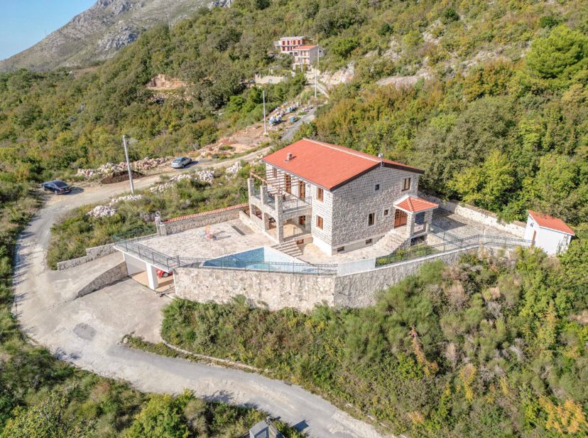 Villa en Rezevici, Montenegro, 466 m² - imagen 1
